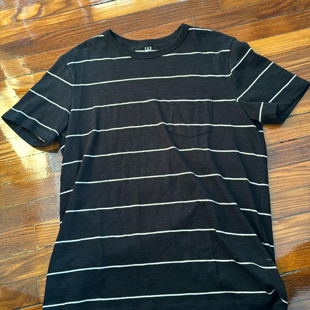 Gap men’s striped t shirt in black with front pocket